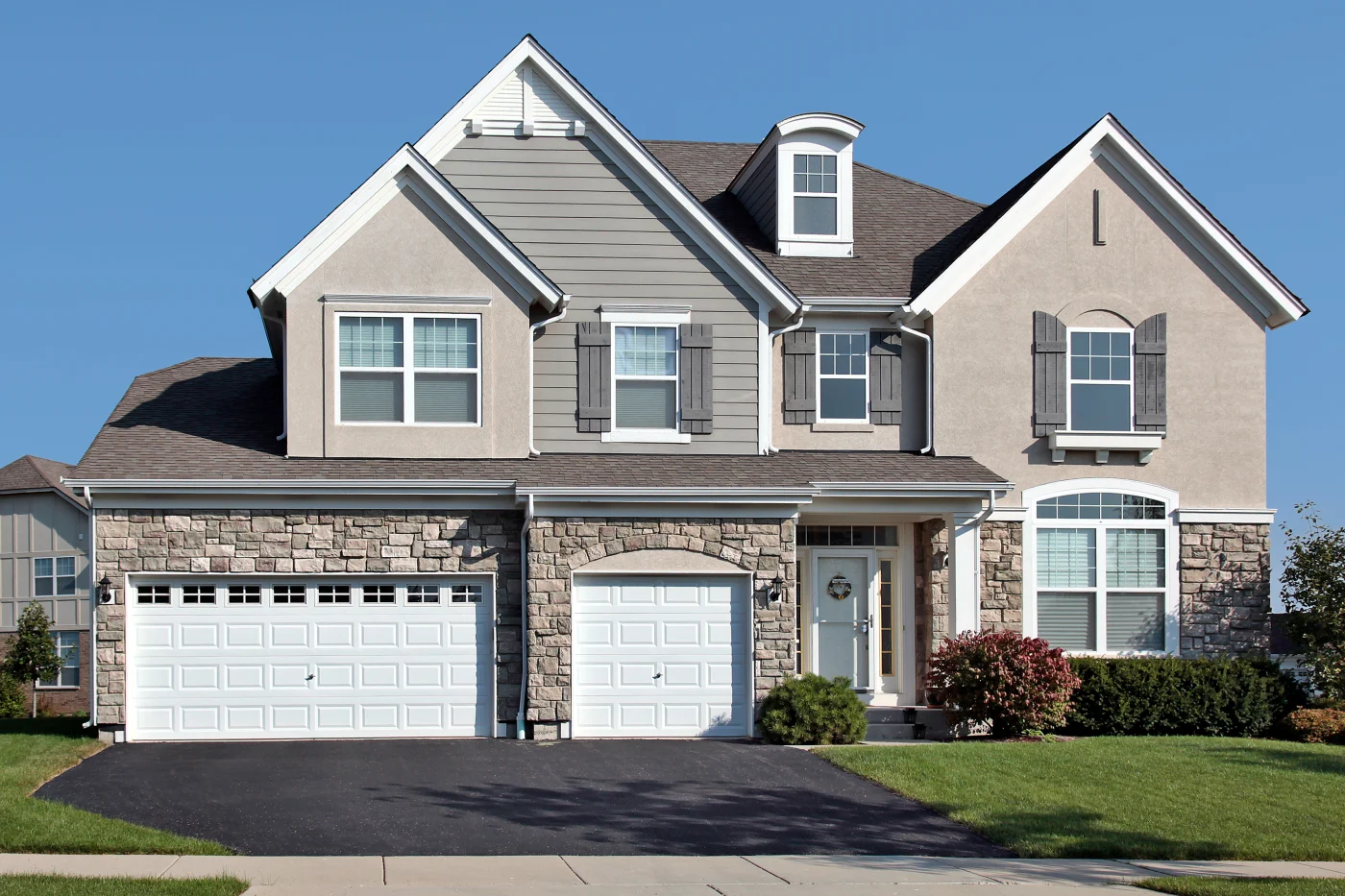 Expert Window Replacement | Kaukauna | Wisconsin Exteriors Before and after image of new high-efficiency vinyl windows installed by Wisconsin Exteriors on a Kaukauna home