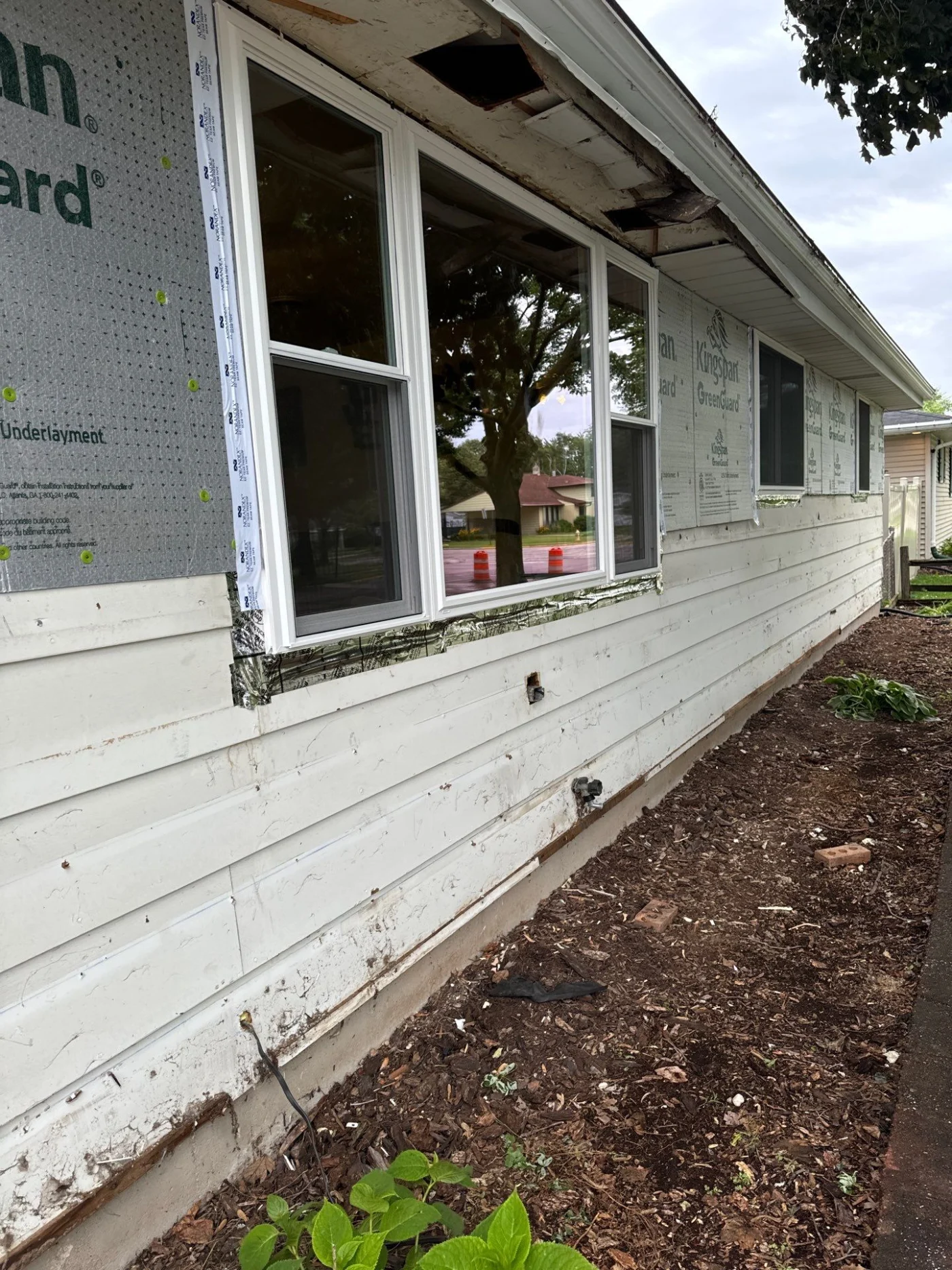 Detailed Window Replacement | Wisconsin Exteriors | Kaukauna area New high efficiency vinyl windows being installed on Kaukauna home by Wisconsin Exteriors