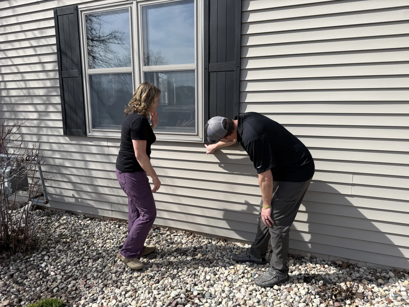 Contractor shaking hands with homeowner